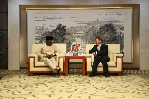 尼日利亚驻上海总领事奇梅齐耶·奥科马·奥古一行考察隆力奇(图1)