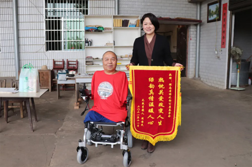 绿之韵再次为残疾人画家捐赠新电动轮椅(图3)
