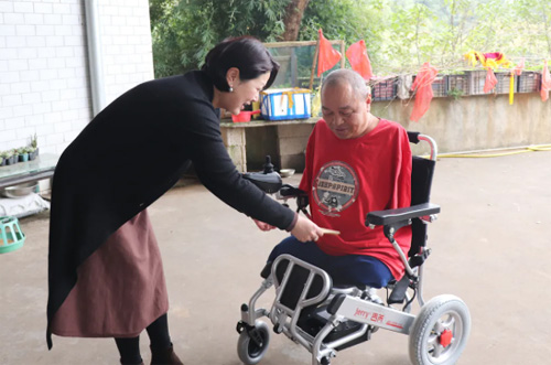 绿之韵再次为残疾人画家捐赠新电动轮椅(图2)