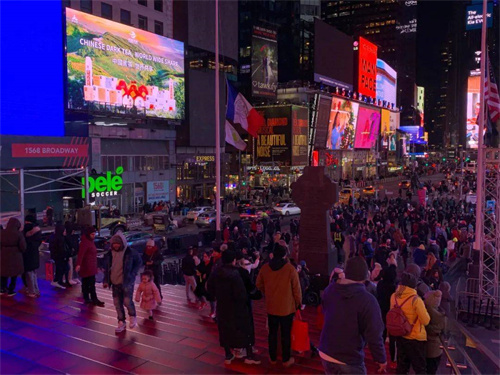 理想华莱登陆美国纽约时代广场(图2)