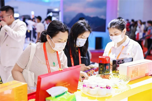 东阿阿胶亮相第三届中国国际消费品博览会，用“年轻化”打造消费潮流风向标(图2)